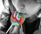 Bir lolipop renkleri yiyen kız